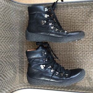 Gentle Souls by Kenneth Cole Carlisle Black Leather Ankle Boots